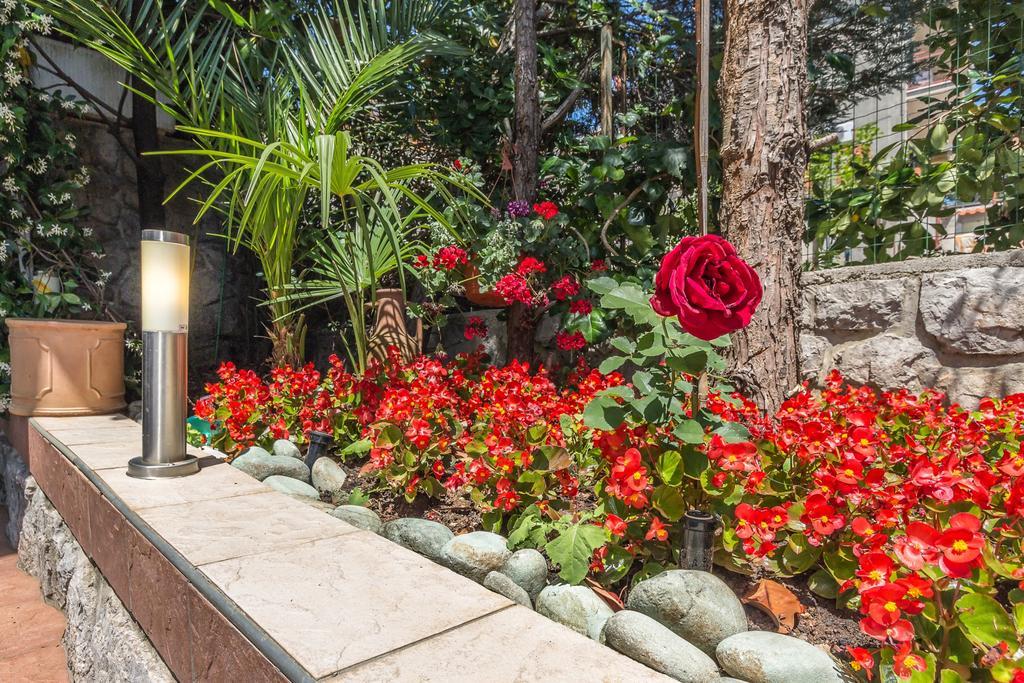Villa Roses Apartments & Wellness Ičići Exteriör bild